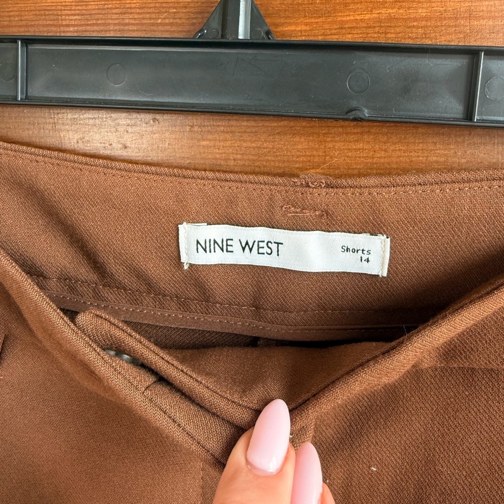 Women’s Nine West Pleated High Waisted Trouser Shorts - Picture 3 of 5